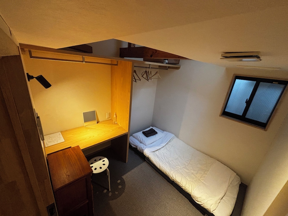 ROOM, SINGLE