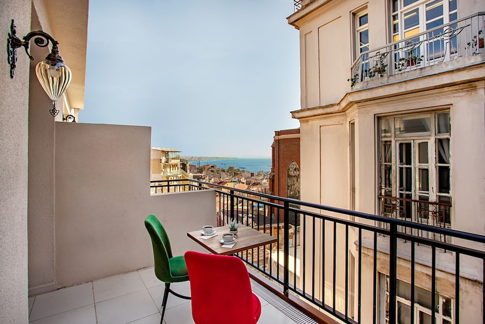 West Palace Hotel 7/50