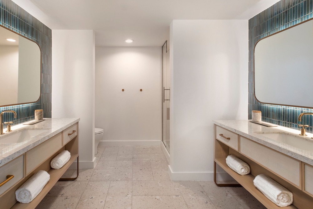 Suite, King Bed, Ocean Front, Sofa, Balcony، Three Waters Resort and Marina, Islamorada, a Tribute Portfolio Resort 2/2