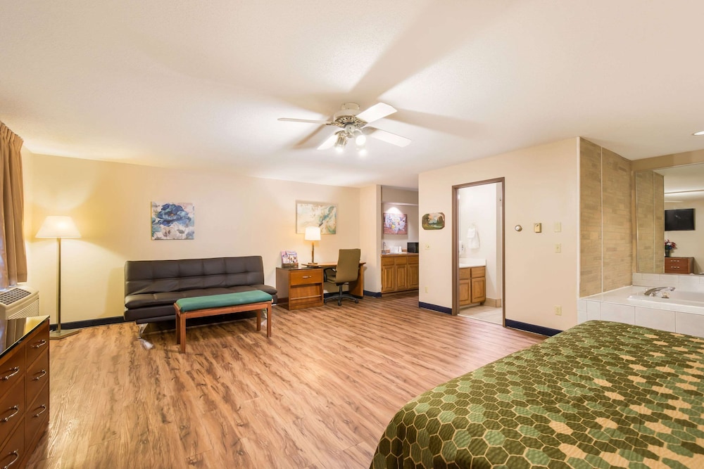 AmericInn by Wyndham Lake Mills 26/36