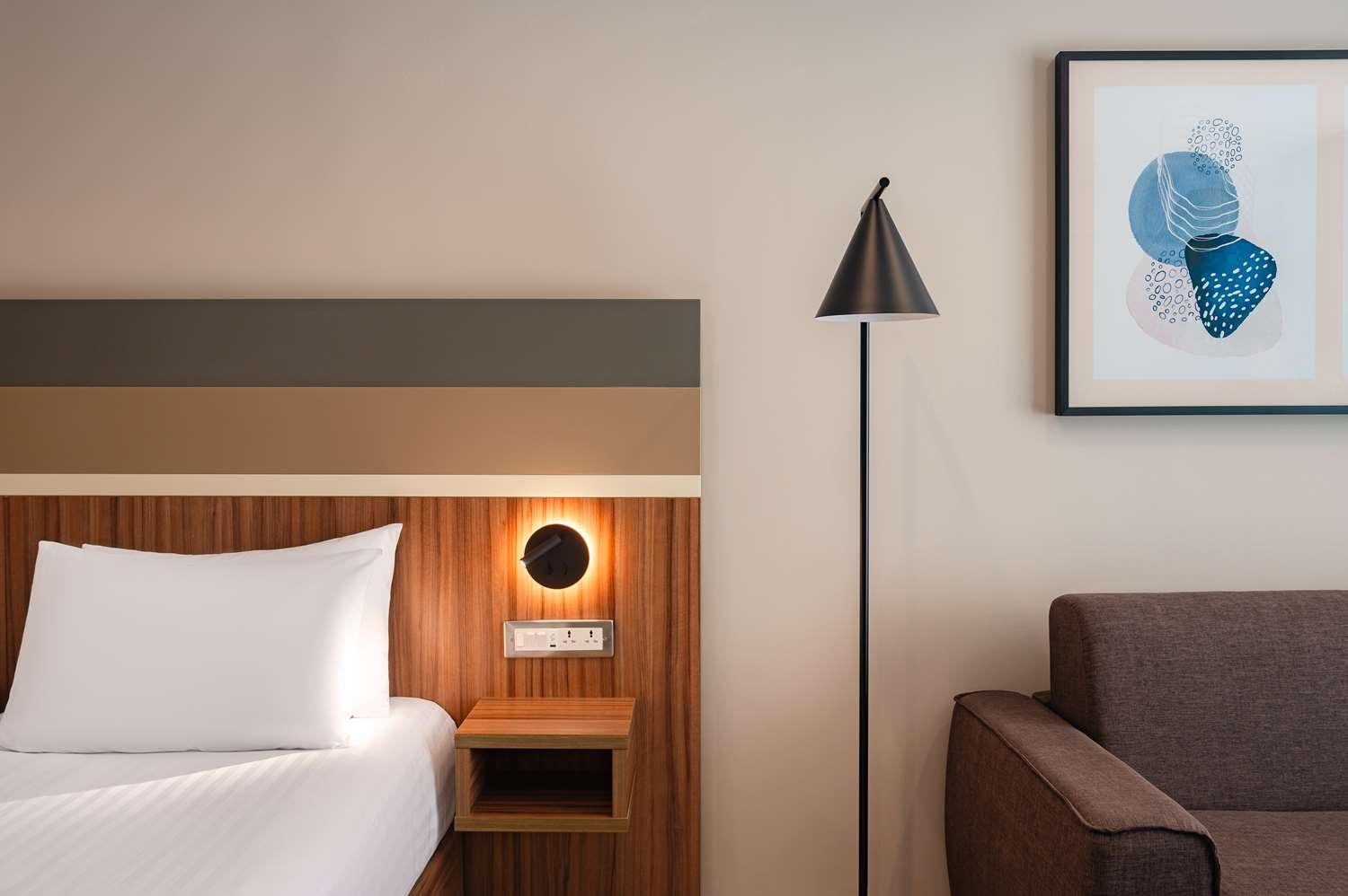 Twin Supeior Room with Sofa Bed، DoubleTree by Hilton Malta 2/2