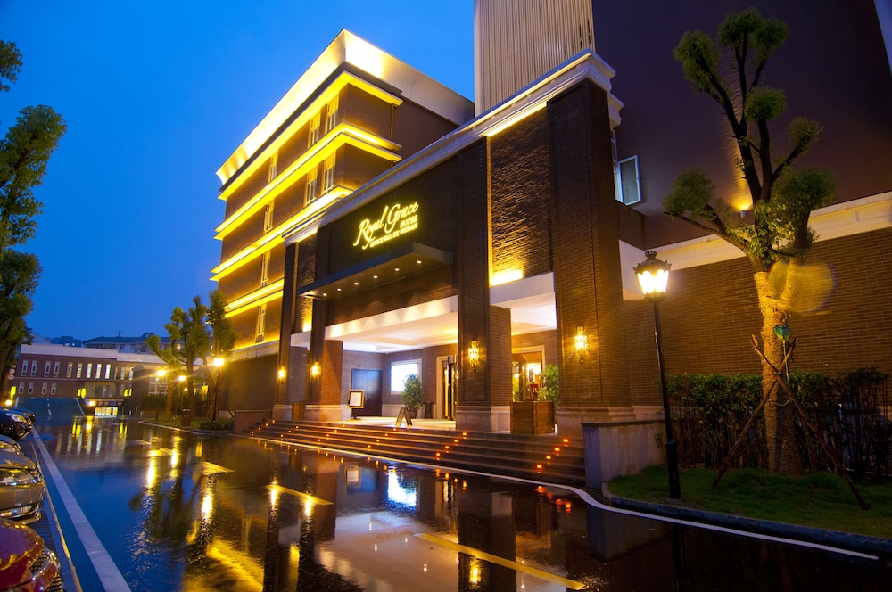 Royal Grace Hotel 2/49