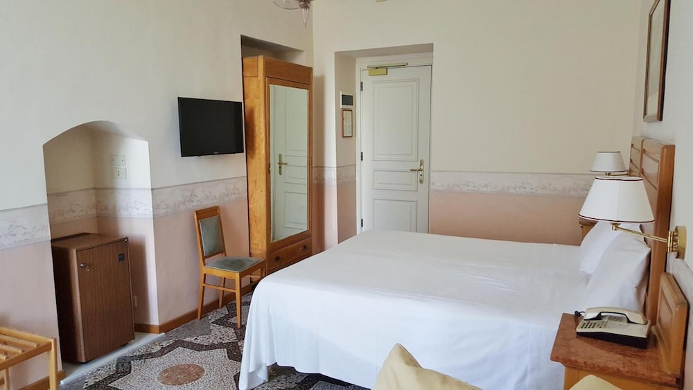 Hotel Roma E Rocca Cavour 16/82
