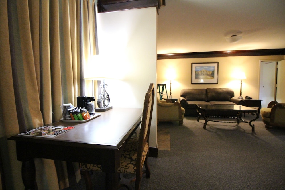 Magnuson Grand Hotel and Conference Center Tyler 45/59