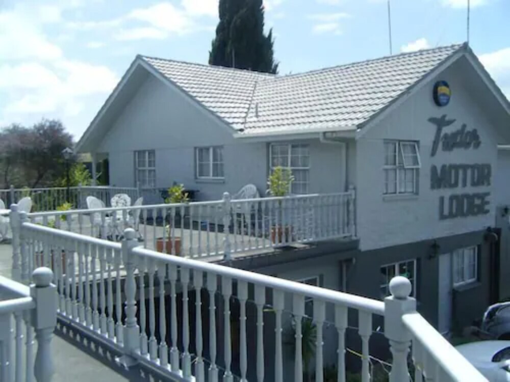 Tudor Motor Lodge 5/47