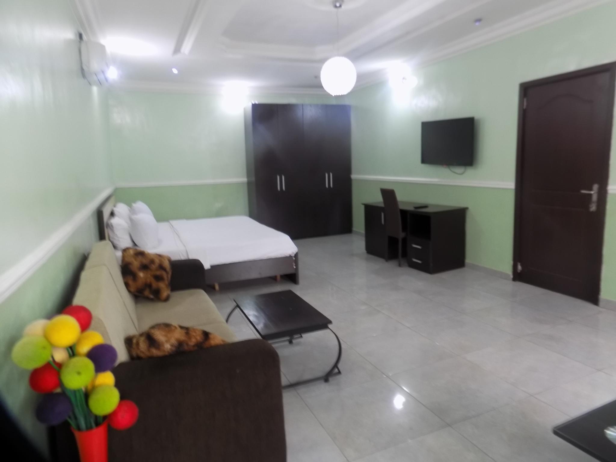 Moongate Hotel And Suites 5/6