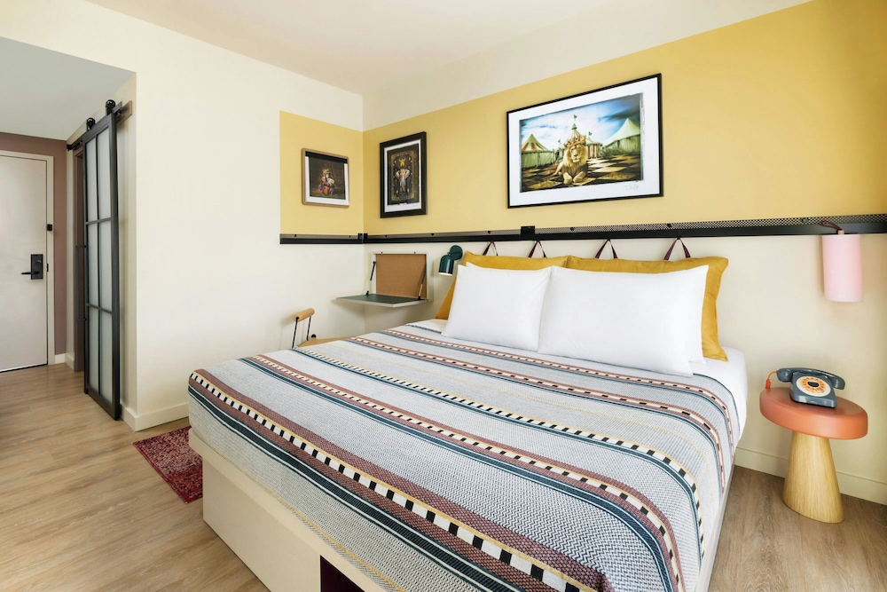 Room, King Bed
