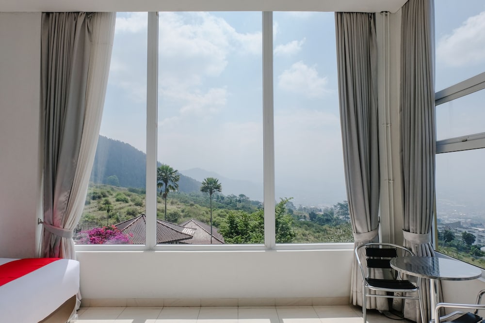 Hotel O Batu near Jatim Park formerly Villa Bukit Panderman Residence 38/49