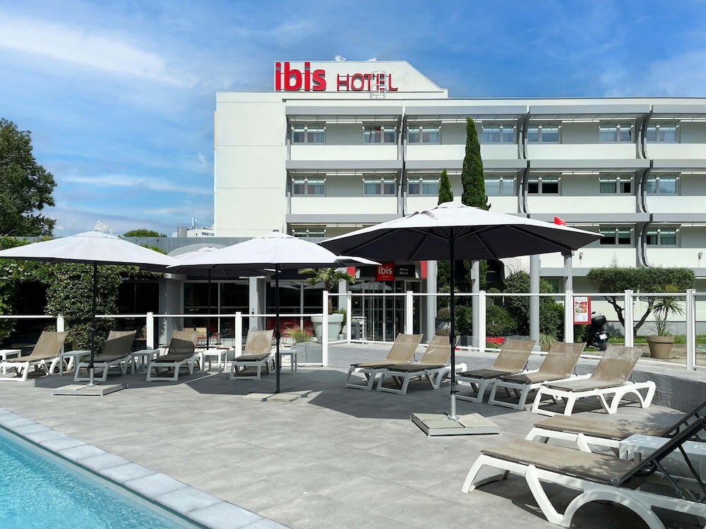 IBIS NIMES OUEST 10/67