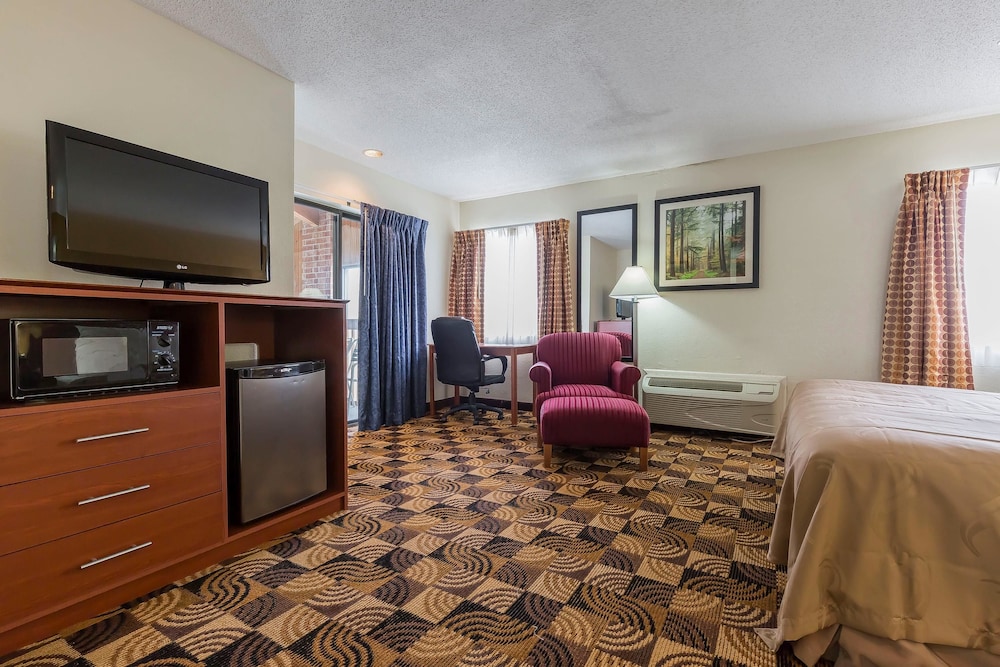 Quality Inn Sycamore - DeKalb 24/43