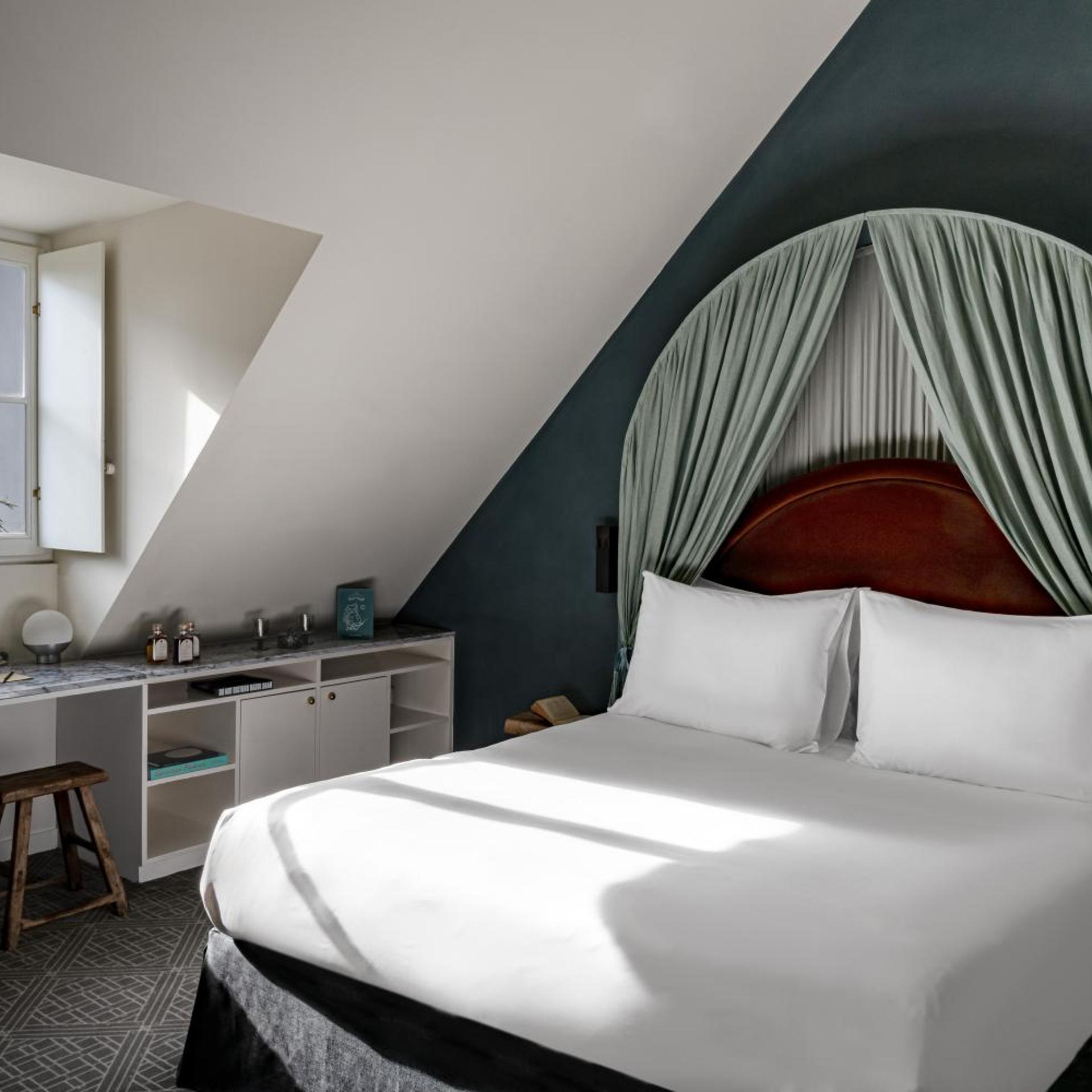 Parisian Eaves, Junior Suite