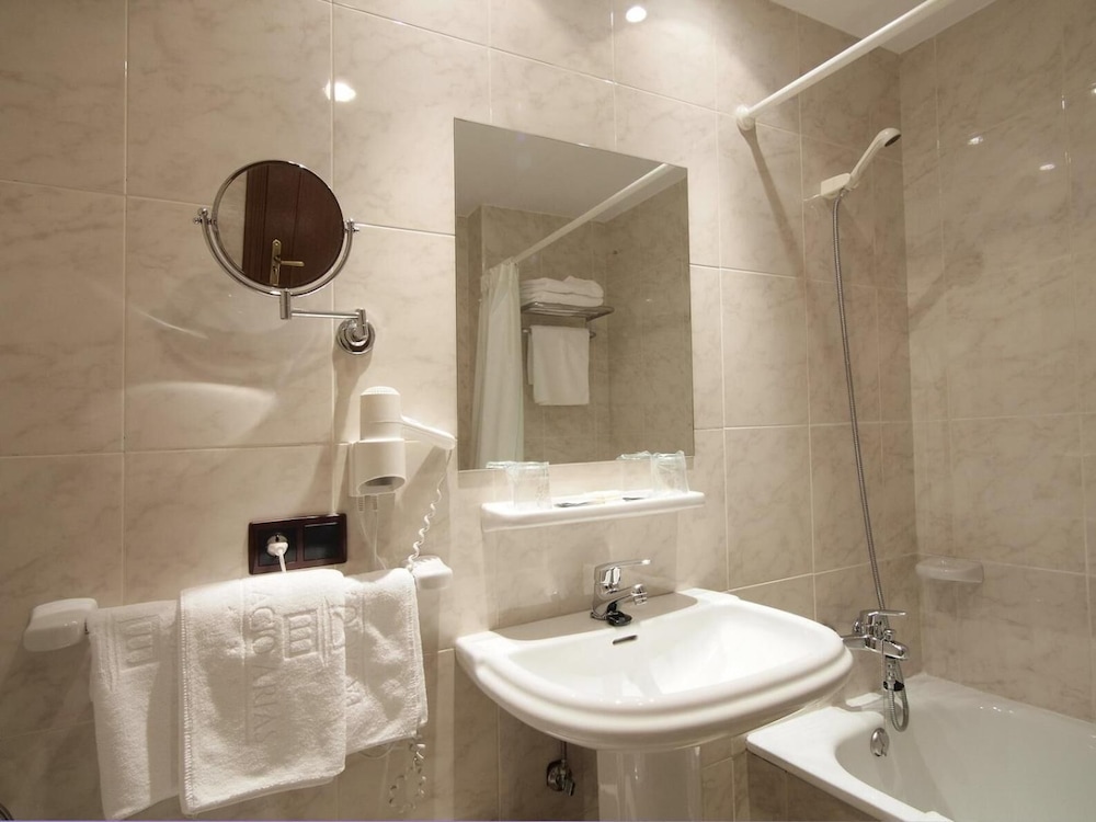 Arias Hotel 37/38