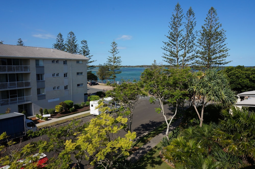 MOORINGS BEACH RESORT 2/77