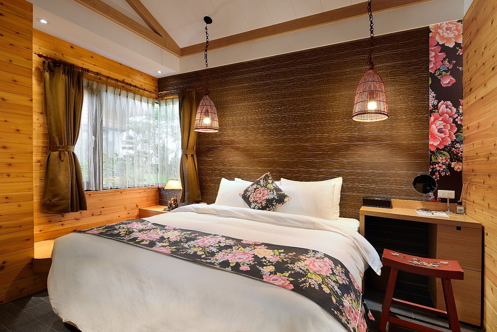 ROMANTIC, CHALET, QUEEN BED, GARDEN AREA