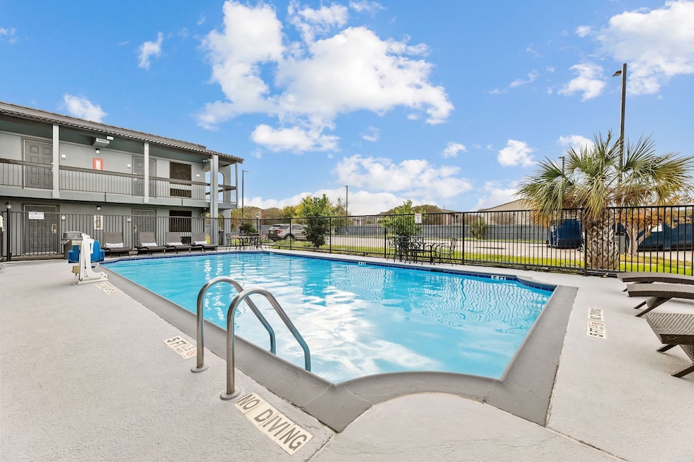 Super 8 by Wyndham Texas City 6/50