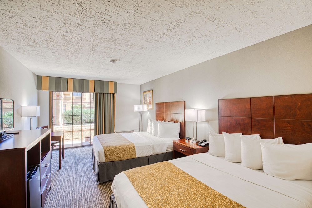 Standard, 2 Queen Beds, Pool View