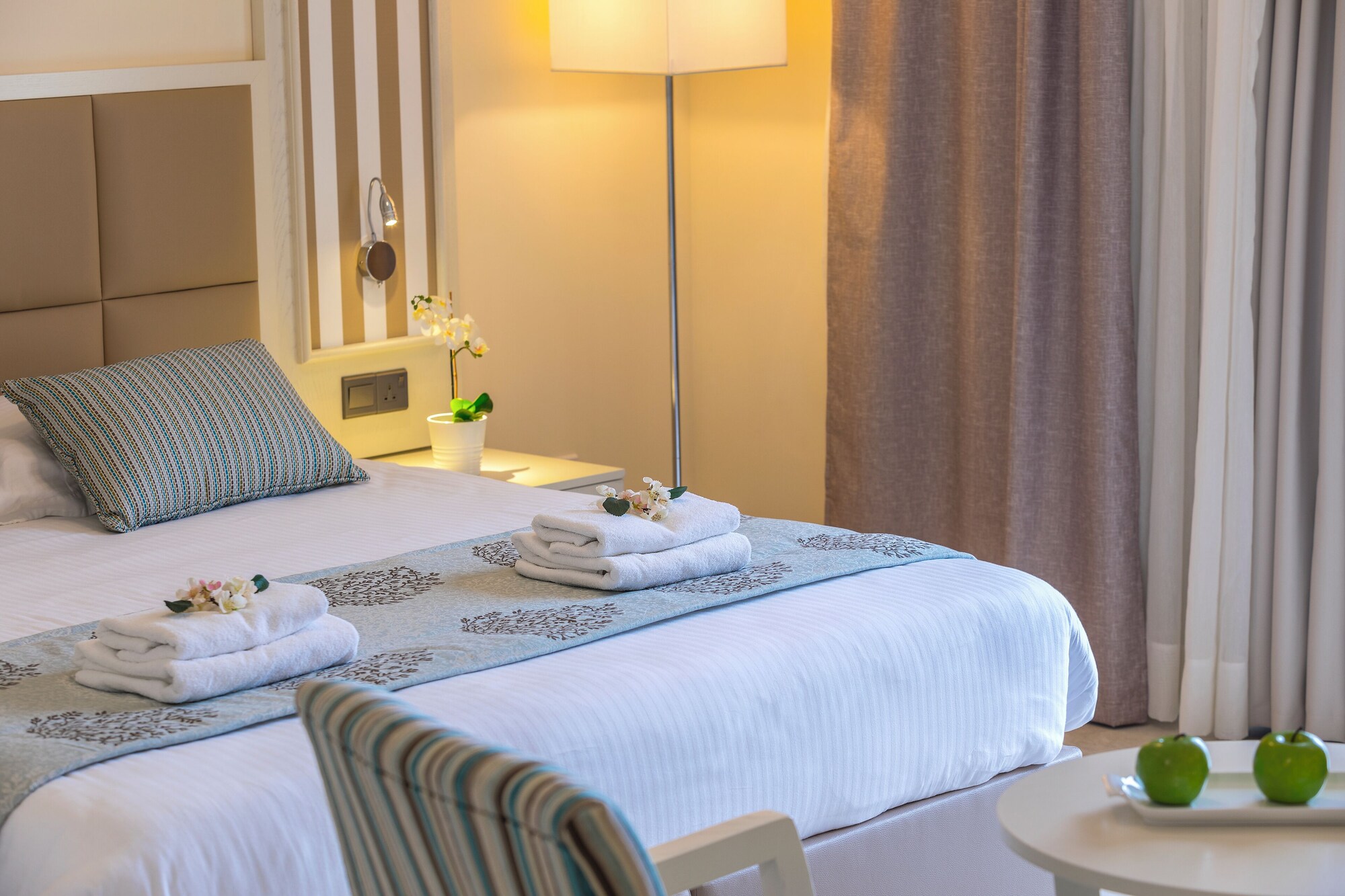 SUPERIOR, DOUBLE BED, PARTIAL SEA VIEW