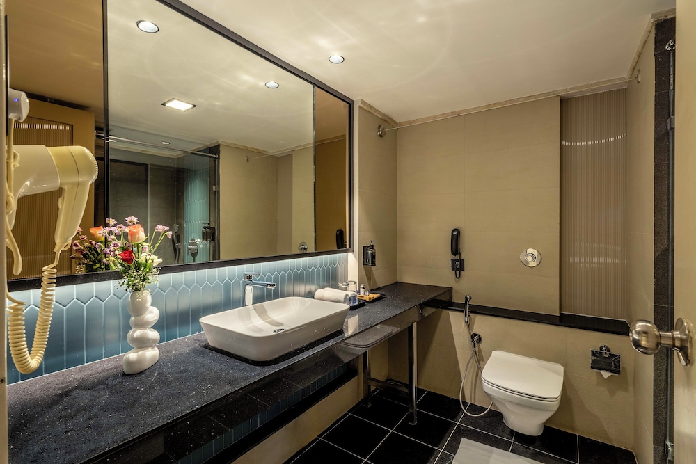 Club, Executive, King Bed, The Citrine 4/4
