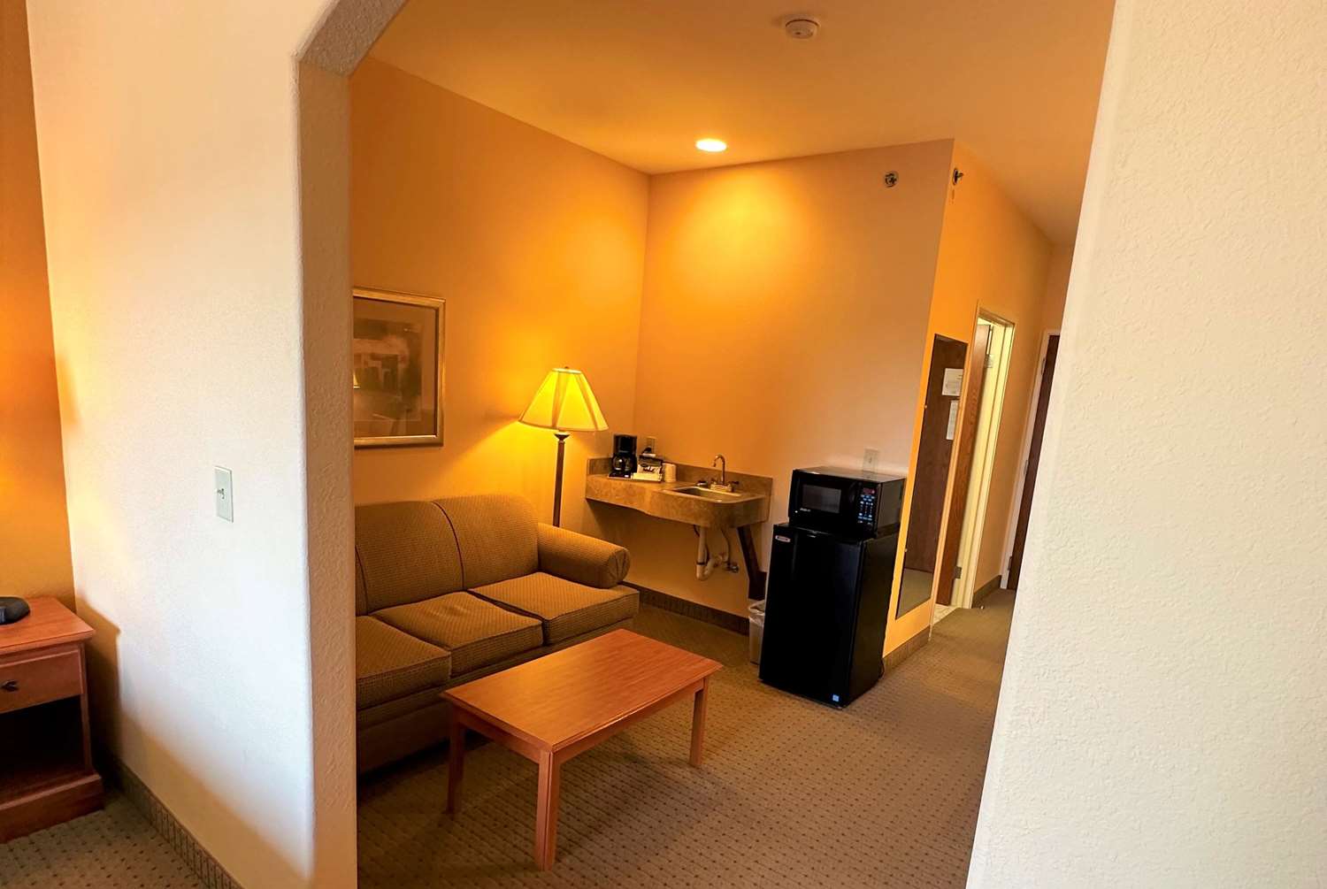 Super 8 By Wyndham Topeka At Forbes Landing 13/21