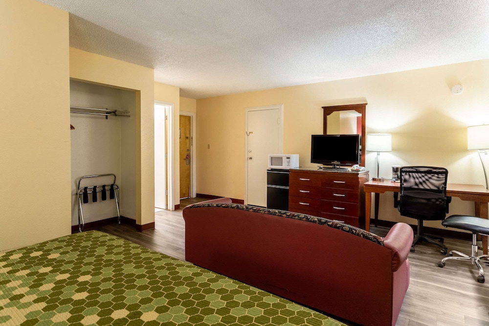 Econo Lodge Gallup West 12/24