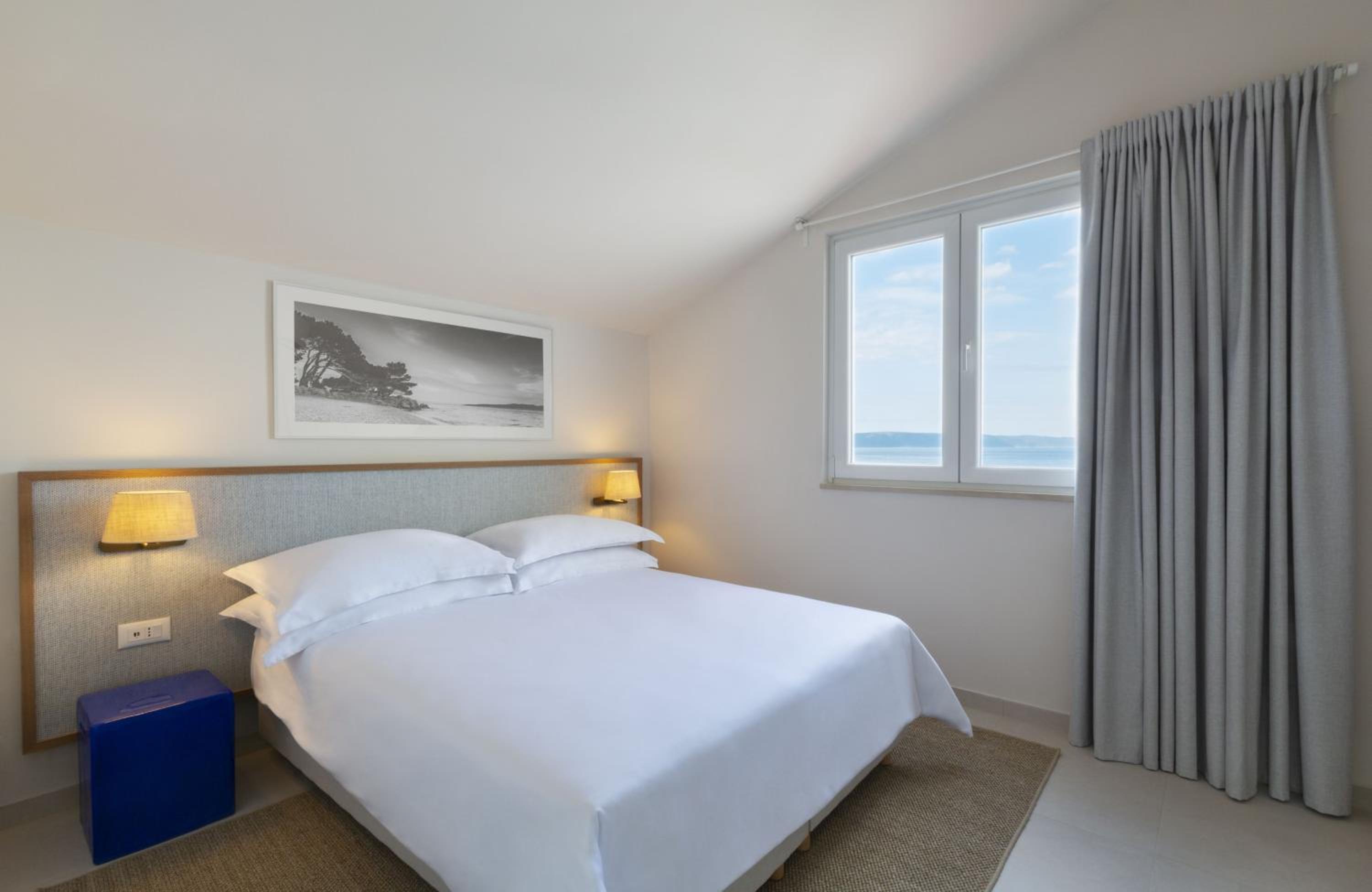 Junior Suite, Twin Beds, Lateral Side Sea View, Sofa, Balcony