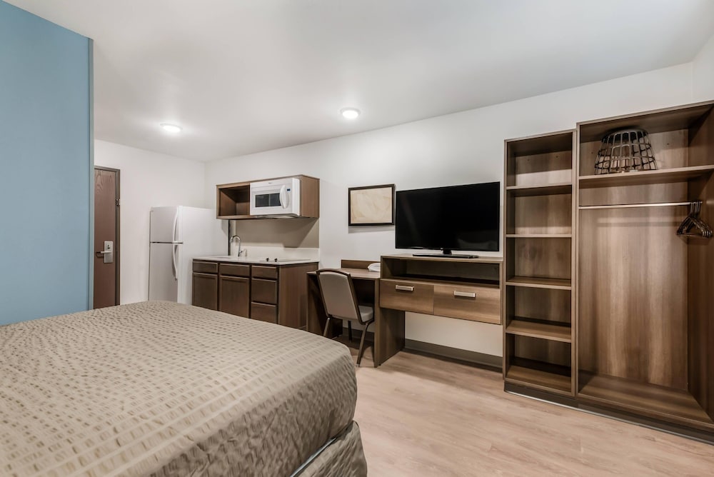 WoodSpring Suites Charlotte - University Research Park 19/50