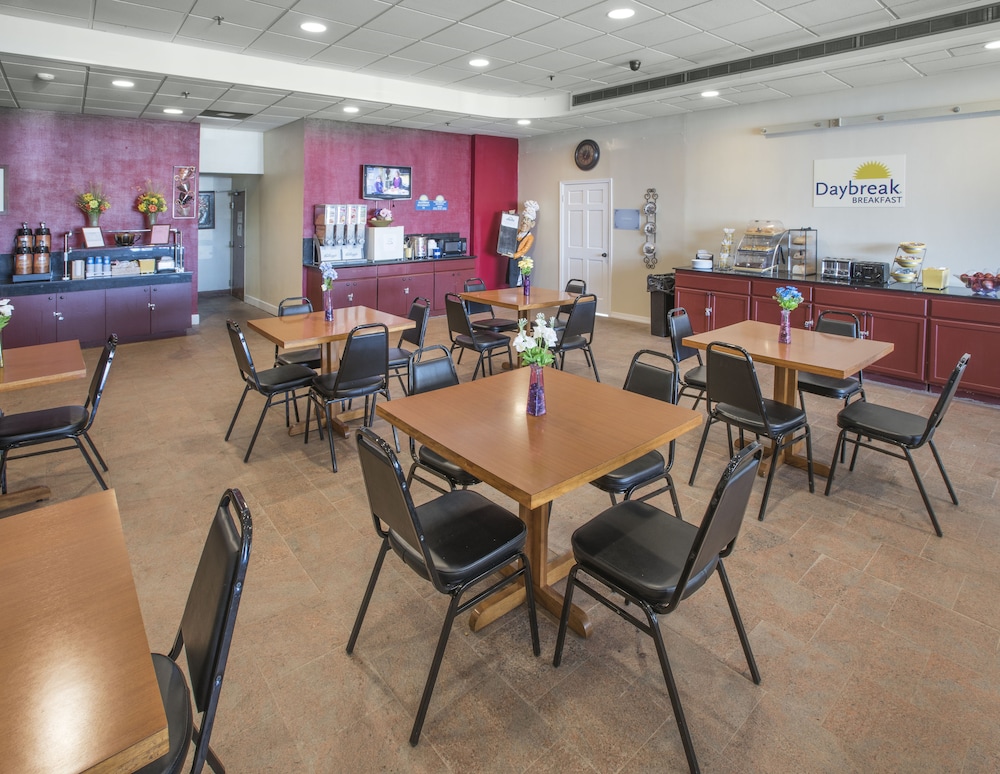 Days Hotel By Wyndham Allentown Airport / Lehigh Valley 38/47