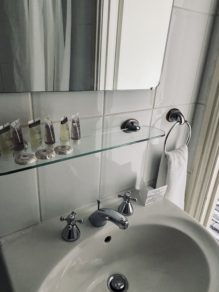 غرفة قياسية ثلاثية بسرير مزدوج وسرير فردي، My Place 8/8