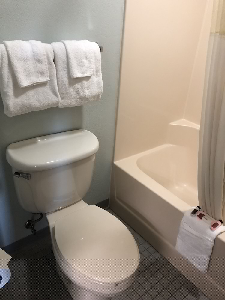 Days Inn By Wyndham Iron Mountain 24/36