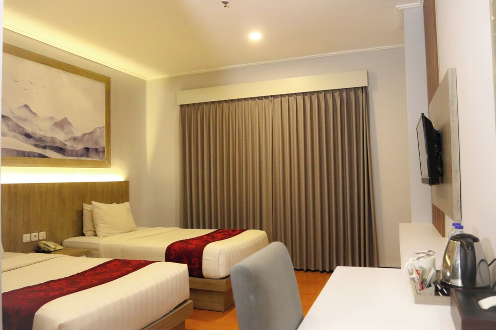 Front One Hk Resort Semarang 26/49