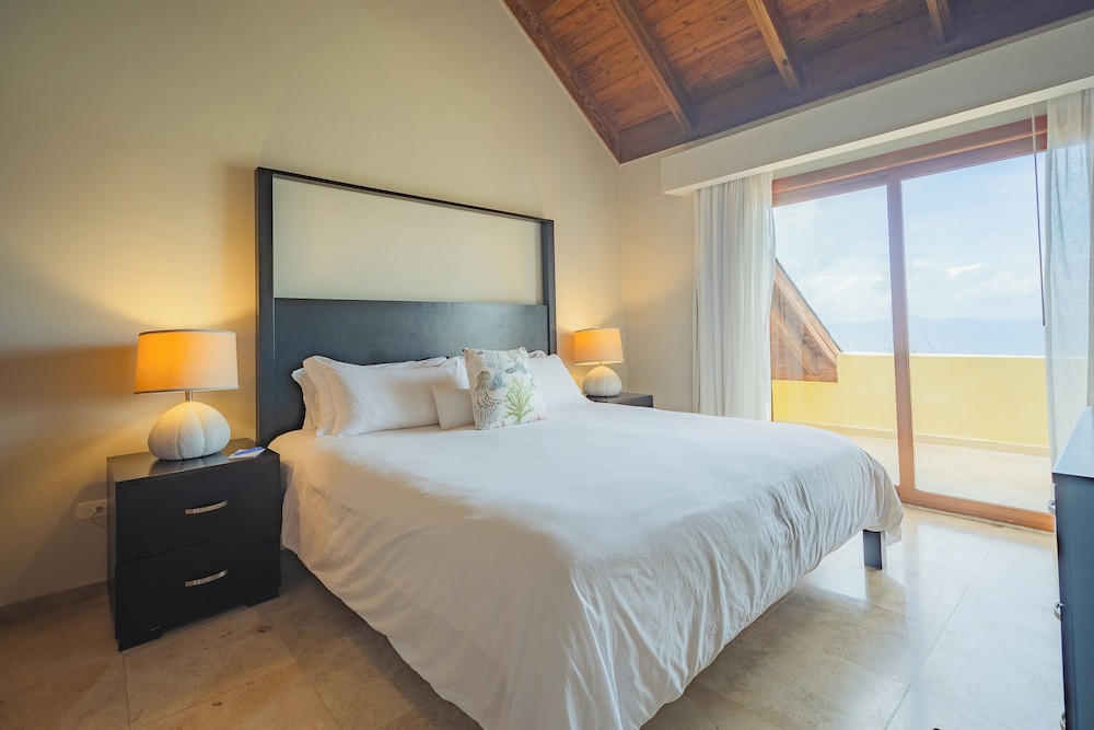 2 Bedrooms, Deluxe, Apartment, King and Queen Bed, Ocean View, Sofa, Kitchenette
