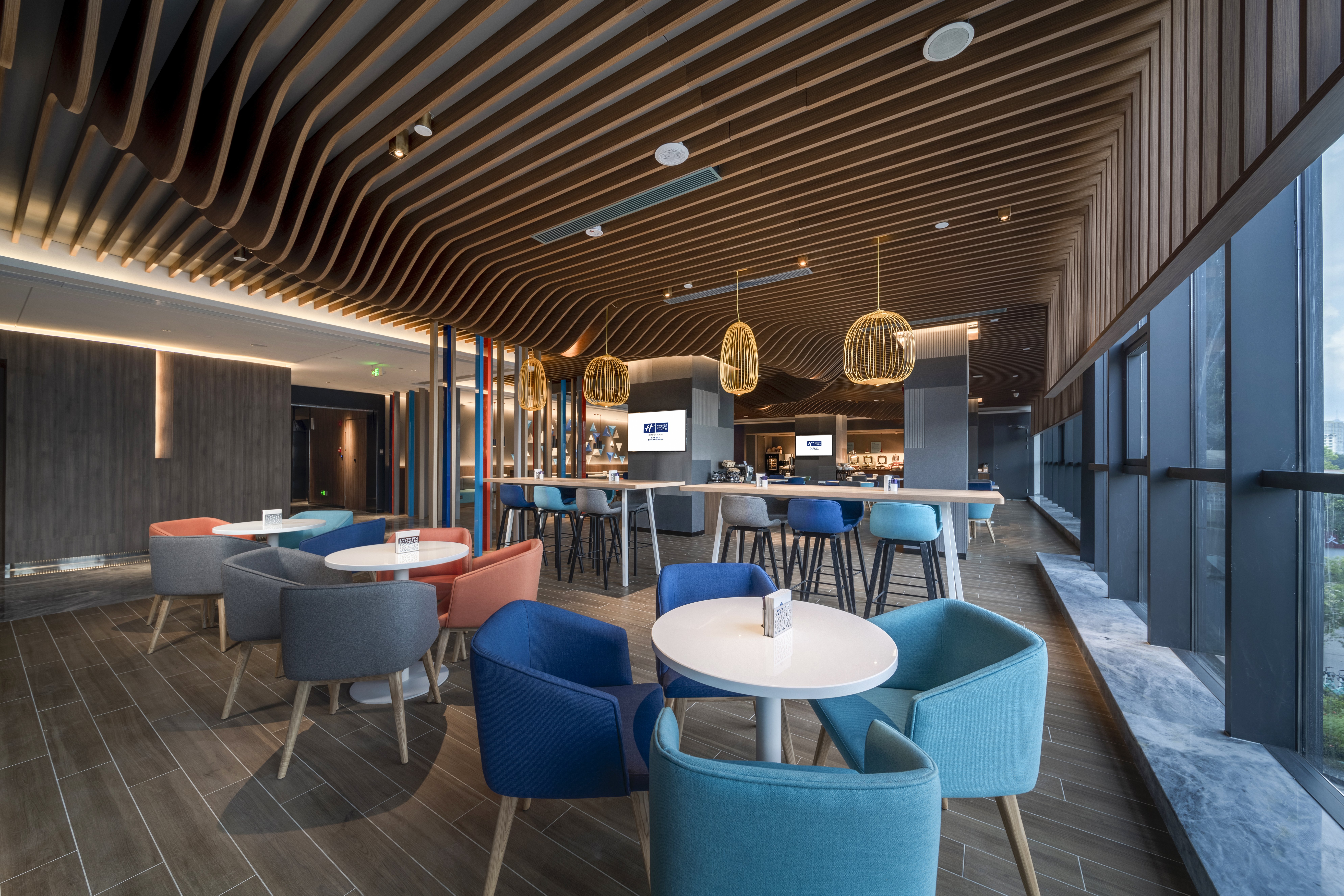 Holiday Inn Express Zhuhai Gongbei 42/63
