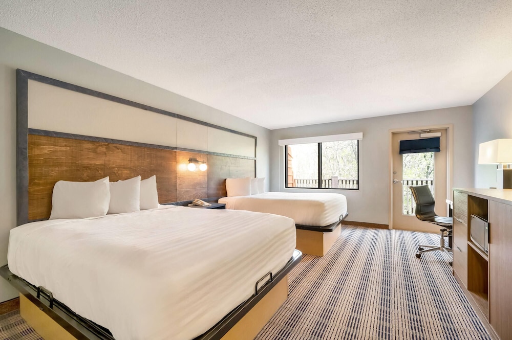 Room, 2 Queen Beds, Forest View, Balcony