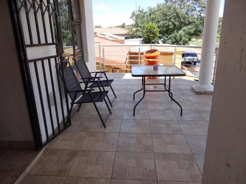 Flossie S Bed And Breakfast 30/32