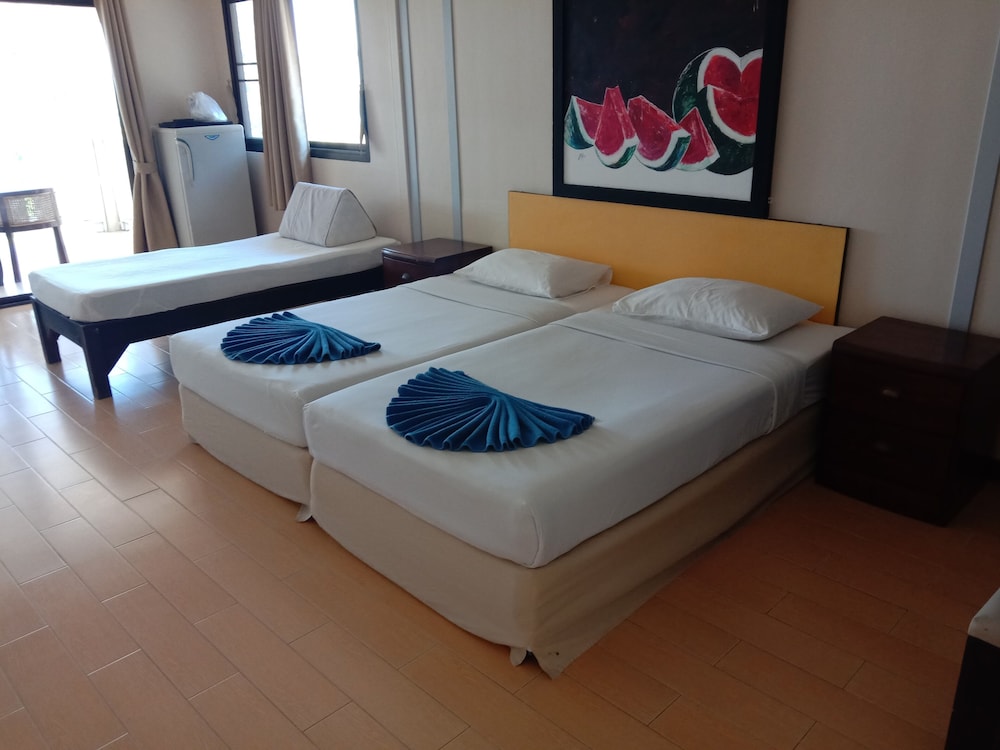 Deluxe, Twin Beds, Hill Side