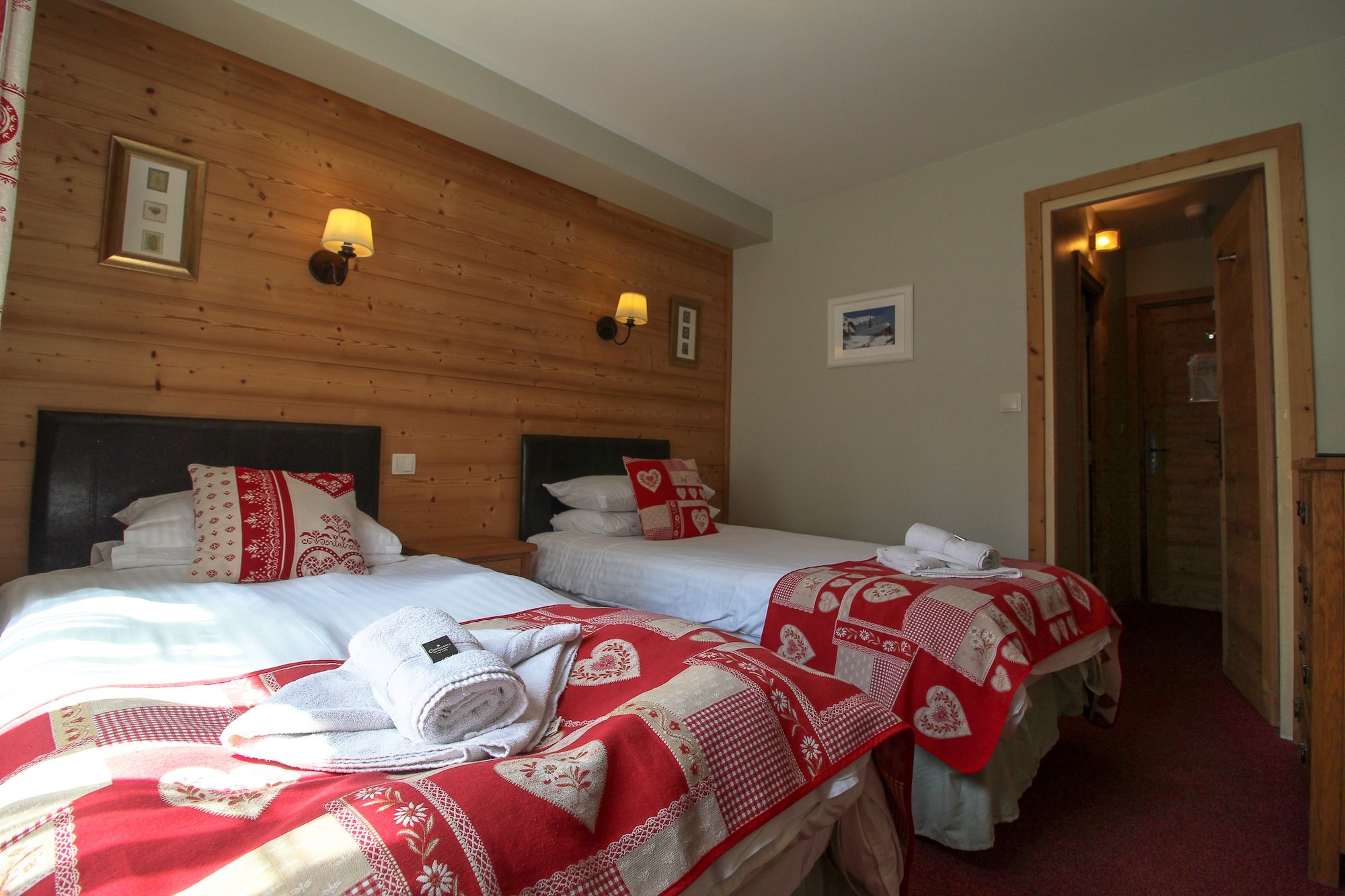 Room, Twin Beds, Bathtub