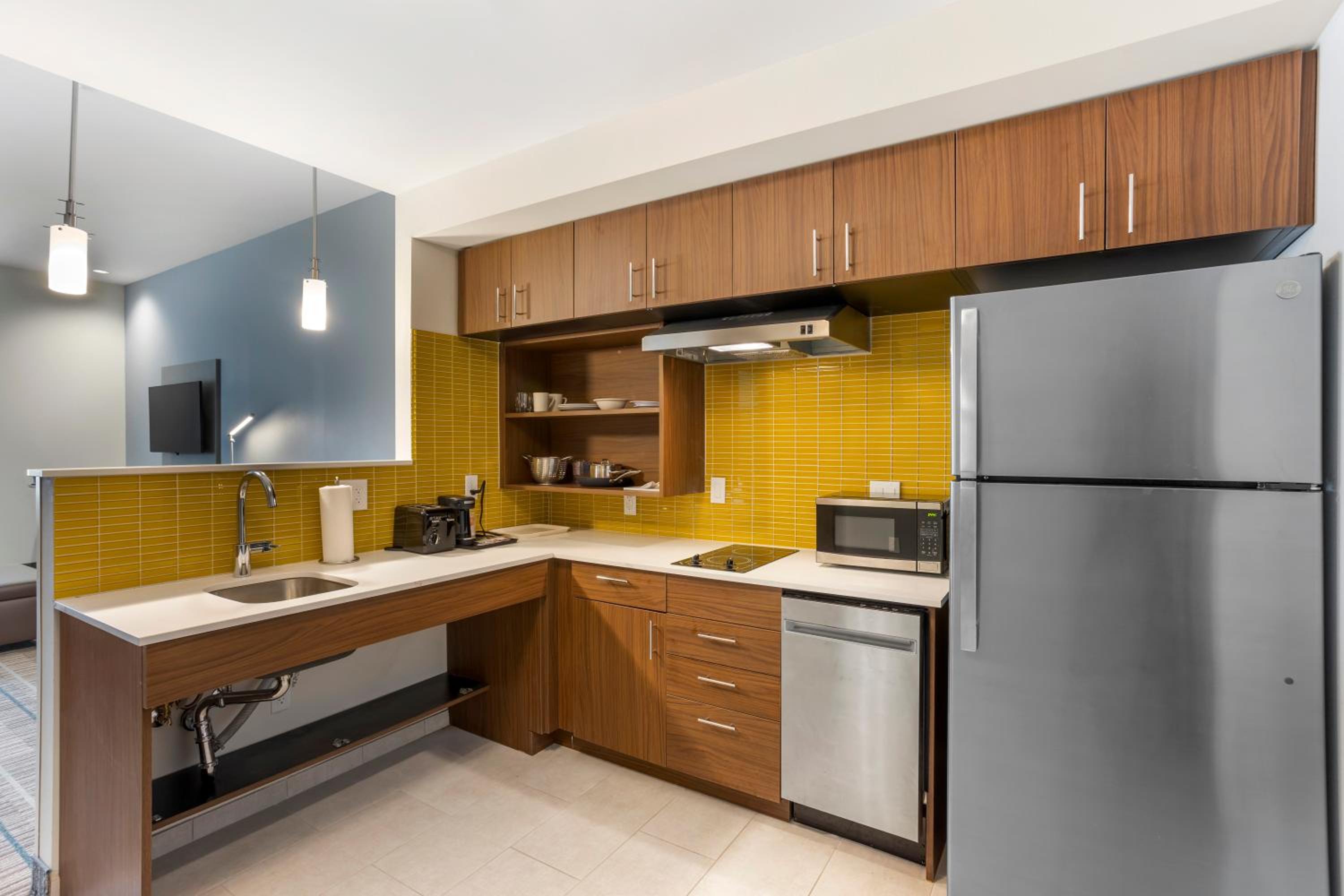 Efficiency, Suite, King Bed, Living Area, Accessible، MainStay Suites North Central York 6/6