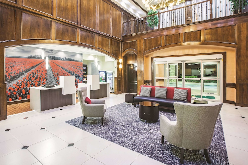 La Quinta Inn & Suites by Wyndham Allen at The Village 20/32