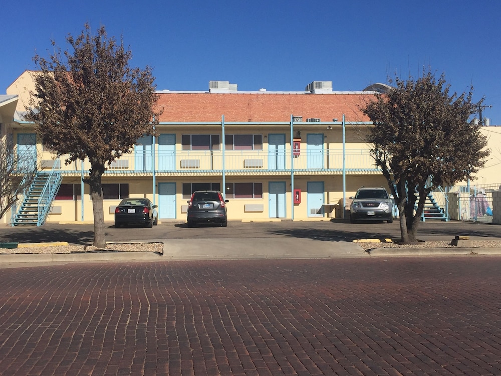 Warrick Plaza Inn 1/32