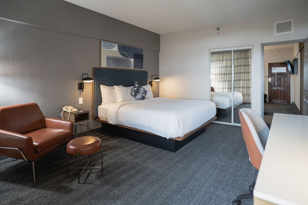 1 Bedroom, Suite, 2 Queen Beds, Sofa