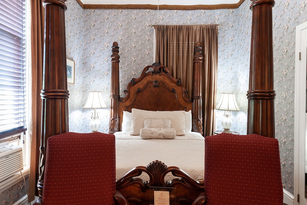 Charmeine, Queen Bed