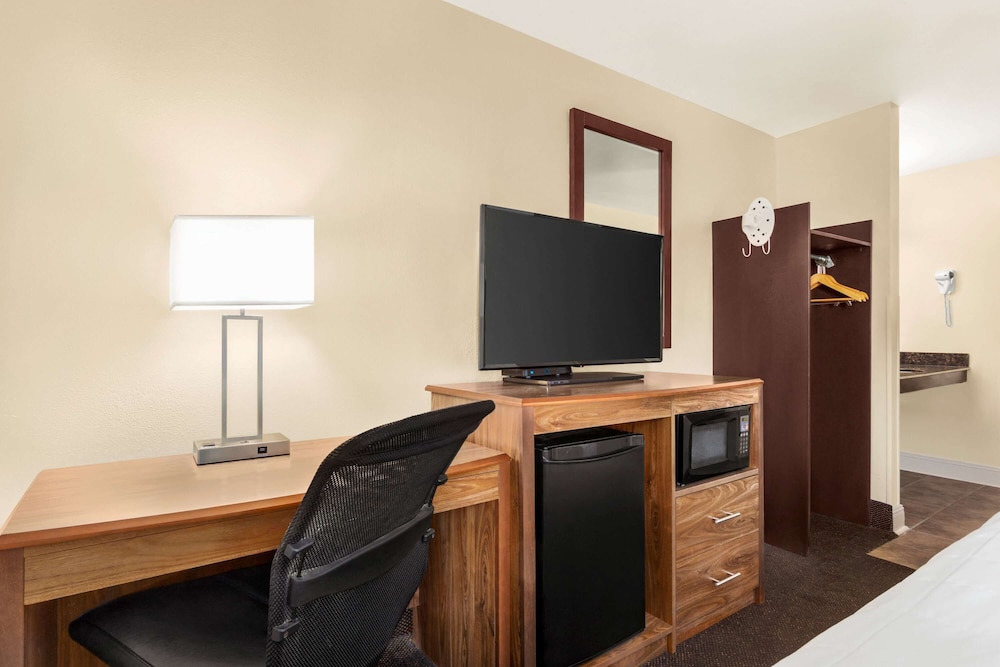 Luxe Studios Nashville Airport 53/63