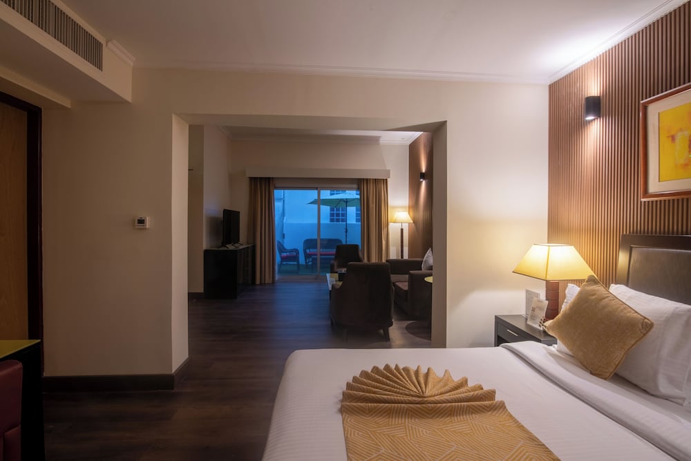 JUNIOR SUITE, KING BED, SMOKING