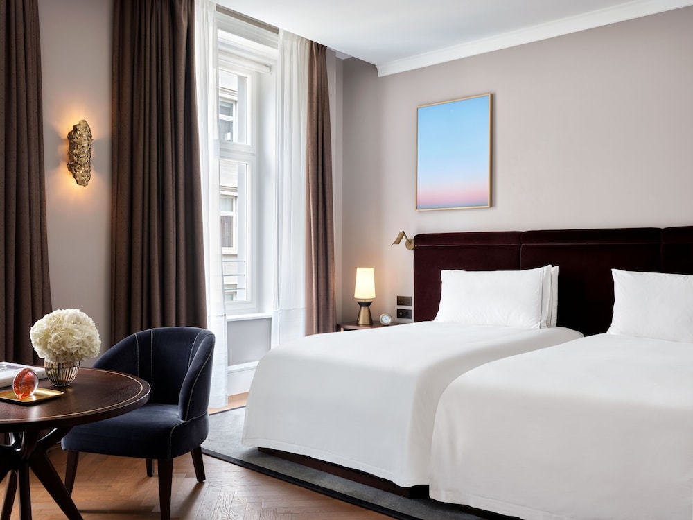 DELUXE, TWIN BEDS
