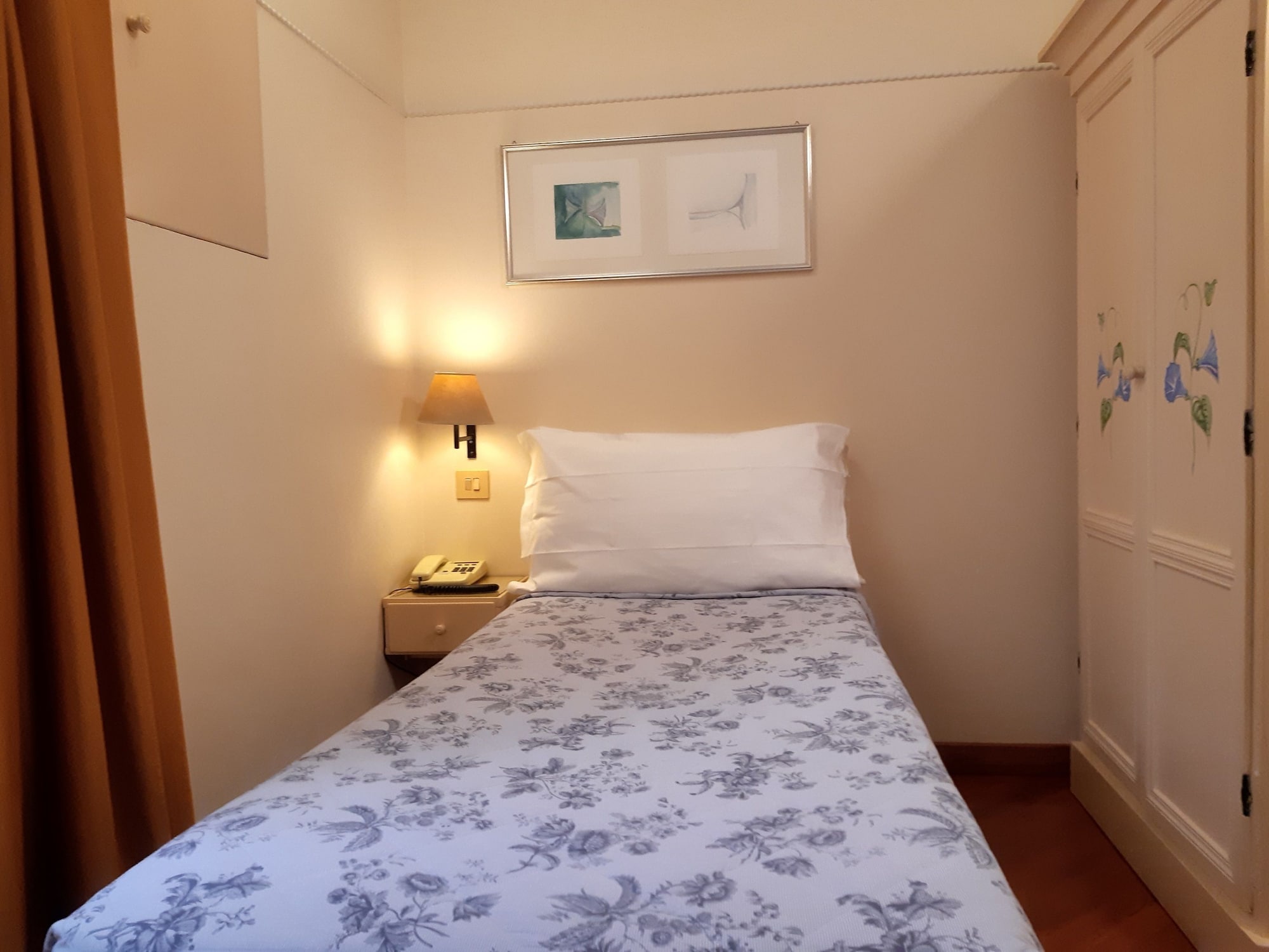 ROOM, SINGLE, SMALL