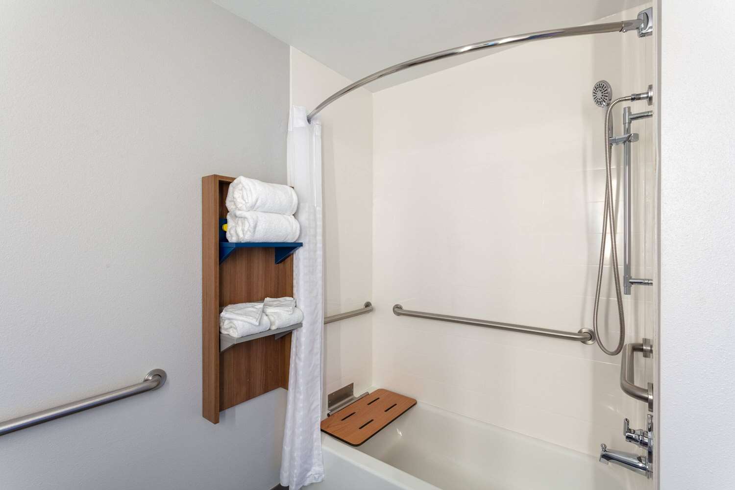 Microtel Inn Suites by Wyndham Rapid City 46/48