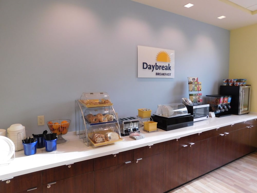 Days Inn & Suites by Wyndham Kearney 38/61