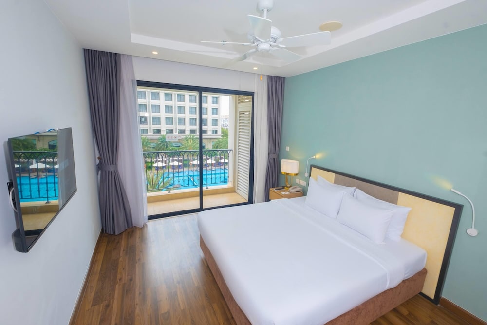 SUPERIOR, KING BED, POOL VIEW