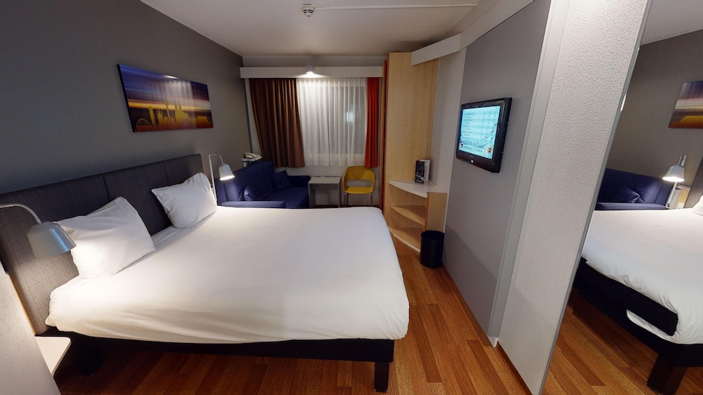 ROOM, DOUBLE BED