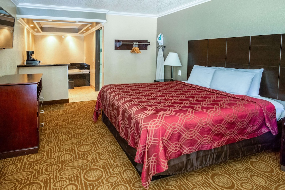 Econo Lodge Inn & Suites Fallbrook Downtown 11/31